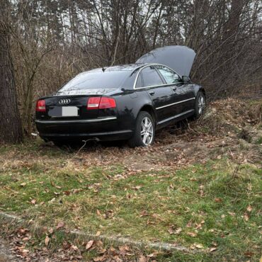 Groźne zdarzenie Kuźni Raciborskiej. W czwartek, 25 grudnia kierowca Audi wypadł tu z drogi (fot, KPP Racibórz)