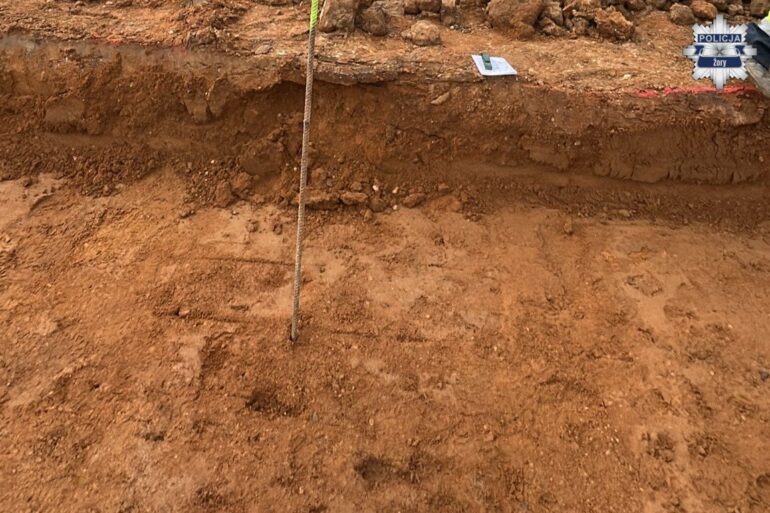 Żory: Niewybuch znaleziono ma terenie budowy szkolnego boiska. (fot. policja)