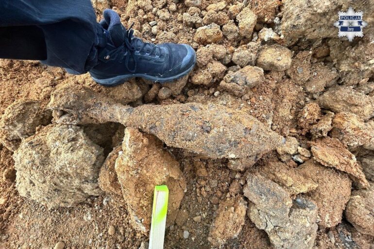 Żory: Niewybuch znaleziono ma terenie budowy szkolnego boiska. (fot. policja)