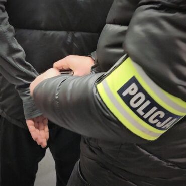 Poszukiwany listem gończym wpadł przez... cztery butelki whisky (fot.policja)