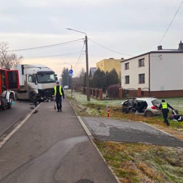 Wypadek w Chełmie Śląskim. Kierowca toyoty zderzył się czołowo z prawidłowo jadącym samochodem ciężarowym. Na miejscu lądował helikopter LPR. Kierowca i pasażer samochodu osobowego trafili do szpitala.