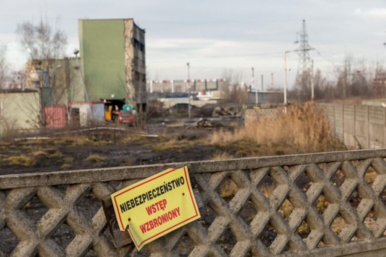 Prawie 11 mln zł kosztowało usunięcia odpadów niebezpiecznych porzuconych przez spółkę Eko-Szop. Groźne odpady składowane były na działce w Katowicach - Szopienicach. Z terenu nieruchomości usunięto prawie 3 tys. ton odpadów. Znaczną część stanowiły substancje toksyczne, rakotwórcze i mutagenne. Akcja ich wywiezienia i zutylizowania trwała ponad rok.