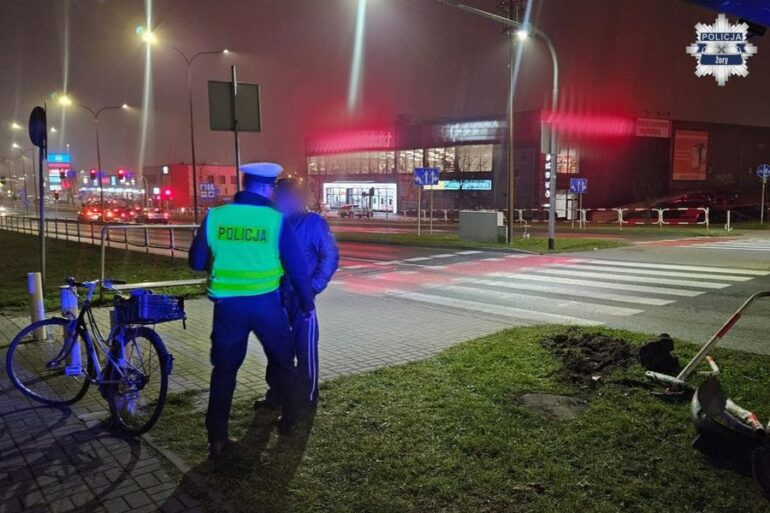 Kierujący volkswagenem potrącił rowerzystę i odjechał. Do wypadku w Żorach. Interwencja policji zakończyła się nietypowo. Kierowca i rowerzysta zostali surowo ukarani po tym zderzeniu.