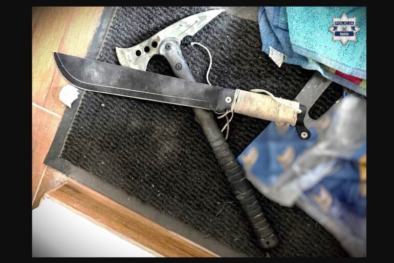 Agresywny mężczyzna zatrzymany przez policjantów w Będzinie. 40-latek najpierw strzelał z balkonu do ptaków, potem chwycił za maczetę i tak wyszedł do interweniujących funkcjonariuszy. Aby go obezwładnić mundurowi musieli sięgnąć po broń służbową.