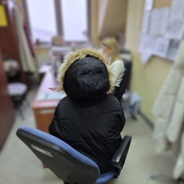 Bieruńscy policjanci zatrzymali 35-letnią kobietę, kierującą osobowym peugeotem, która nie zatrzymała się do kontroli, a następnie uciekała przed patrolem. Kobieta miała w organizmie ponad promil alkoholu, a w samochodzie przewoziła małe dziecko. Grozi jej kara do 5 lat więzienia.