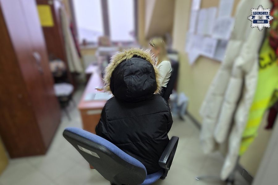 Bieruńscy policjanci zatrzymali 35-letnią kobietę, kierującą osobowym peugeotem, która nie zatrzymała się do kontroli, a następnie uciekała przed patrolem. Kobieta miała w organizmie ponad promil alkoholu, a w samochodzie przewoziła małe dziecko. Grozi jej kara do 5 lat więzienia.