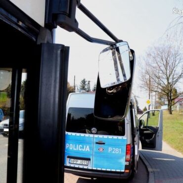 Interwencja policji w autobusie miejskim w Jastrzębiu Zdroju. Jeden z pasażerów był pijany, a podróżował z małym dzieckiem. Mężczyzna wydmuchał w alkomat 2 promile.