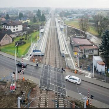 Mieszkańcy Pszczyny, Piasku i Goczałkowic już korzystają z pierwszych efektów modernizacji ważnej linii kolejowej. Remont torów na odcinku Tychy - Goczałkowice przekroczył półmetek.