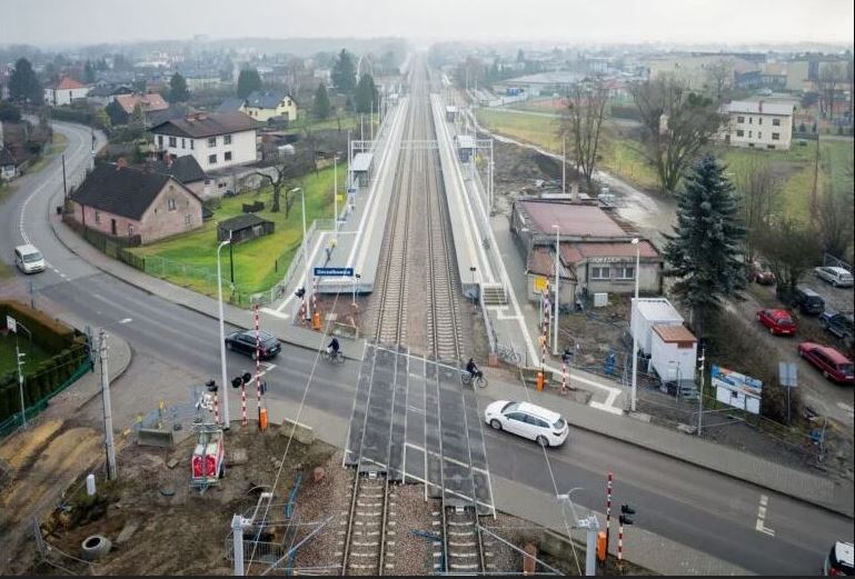 Mieszkańcy Pszczyny, Piasku i Goczałkowic już korzystają z pierwszych efektów modernizacji ważnej linii kolejowej. Remont torów na odcinku Tychy - Goczałkowice przekroczył półmetek.