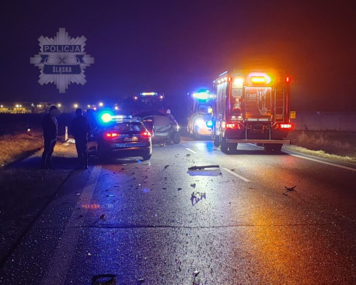 Śmiertelny wypadek w Kłobucku. Fiat i Mini zderzyły się w czasie wyprzedzania (fot. Policja Śląska)