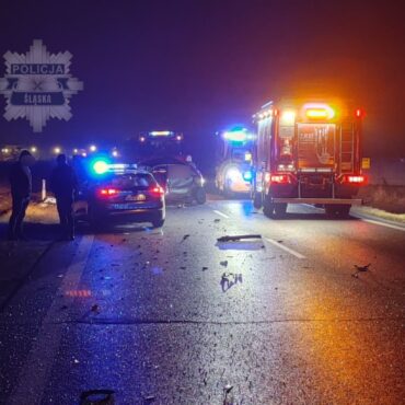 Śmiertelny wypadek w Kłobucku. Fiat i Mini zderzyły się w czasie wyprzedzania (fot. Policja Śląska)