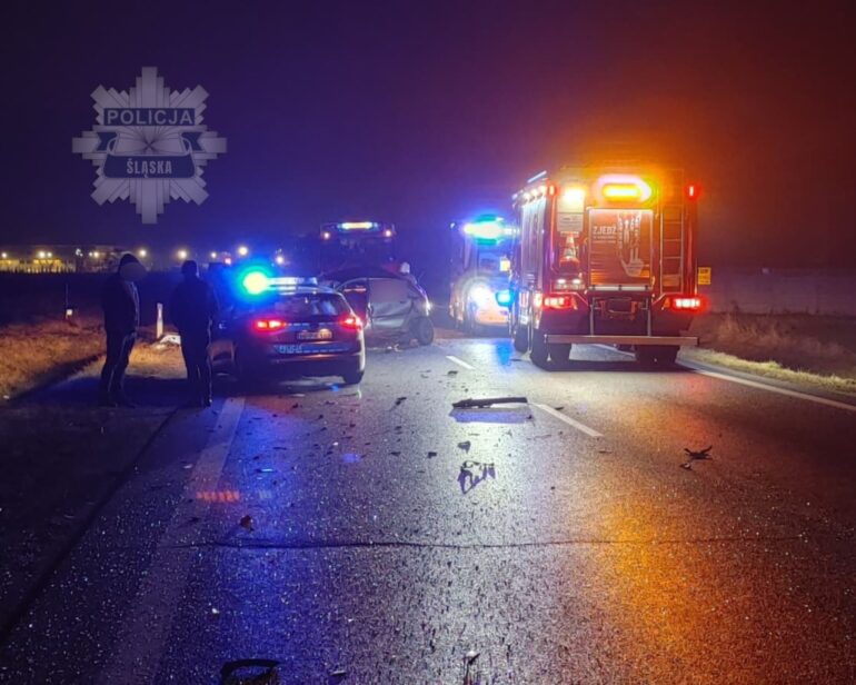 Śmiertelny wypadek w Kłobucku. Fiat i Mini zderzyły się w czasie wyprzedzania (fot. Policja Śląska)