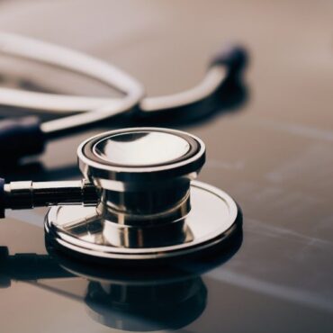 82-letnia kobieta usłyszała ponad 170 zarzutów. Mieszkanka Bytomia miała zakaz wykonywania zawodu, a mimo to przyjmowała pacjentów i wypisywała recepty.