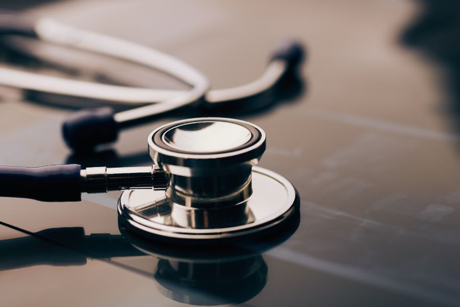 82-letnia kobieta usłyszała ponad 170 zarzutów. Mieszkanka Bytomia miała zakaz wykonywania zawodu, a mimo to przyjmowała pacjentów i wypisywała recepty.