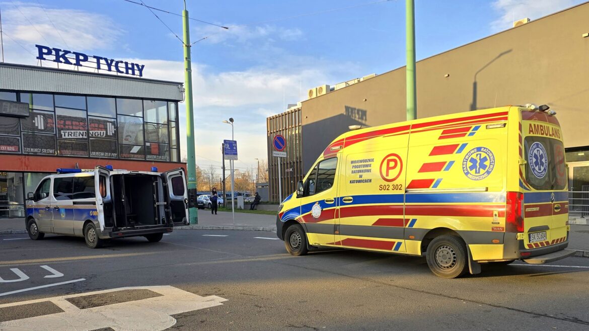 Funkcjonariusze Straży Miejskiej interweniowali w rejonie dworca kolejowego w Tychach. Dostali zgłoszenie, że ktoś zaczepia przechodniów. Okazało się, że mężczyzna środki odurzające popił alkoholem.