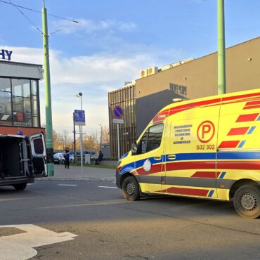 Funkcjonariusze Straży Miejskiej interweniowali w rejonie dworca kolejowego w Tychach. Dostali zgłoszenie, że ktoś zaczepia przechodniów. Okazało się, że mężczyzna środki odurzające popił alkoholem.