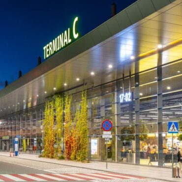 Szybsza będzie obsługa pasażerów w Pyrzowicach. To cel nowej inwestycji w Katowice Airport. Górnośląskie Towarzystwo Lotnicze S.A. podpisało z wykonawcą umowę na rozbudowę terminalu C. Powiększona zostanie przestrzeń oczekiwania dla pasażerów przed kontrolą paszportową. Będzie więcej stanowisk kontroli granicznej i powiększy się hala odbioru bagaży.