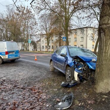 Policjanci ustalają okoliczności groźnego zdarzenia w Mysłowicach. Na ulicy Brzezińskiej wydarzył się wypadek podczas holowania. Jeden z pojazdów uderzył w drzewo.