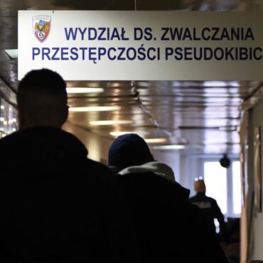 Policjanci przeprowadzili kolejną akcję wymierzoną w zorganizowaną grupę przestępczą zrzeszającą pseudokibiców. Zatrzymano 6 osób. powiązanych z bojówkami kibolskimi klubów z Zabrza i Katowic. W czasie przeszukań funkcjonariusze znaleźli 10 kg rożnych narkotyków i substancji psychotropowych
