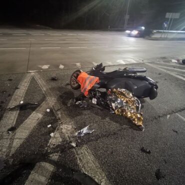 Policjanci ustalają okoliczności wieczornego wypadku w Żorach. Zderzenie forda z motocyklem miało miejsce na skrzyżowaniu Drogi Krajowej nr 81 z ulicą Mikołowską. Dwie osoby trafiły do szpitala.