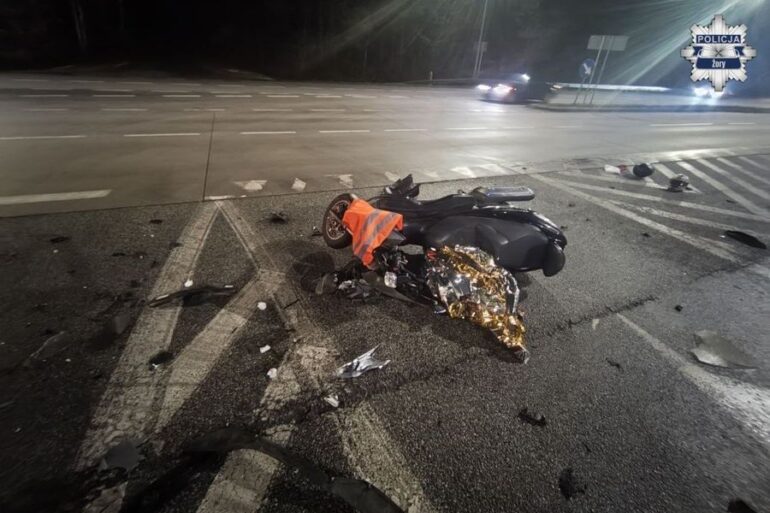 Policjanci ustalają okoliczności wieczornego wypadku w Żorach. Zderzenie forda z motocyklem miało miejsce na skrzyżowaniu Drogi Krajowej nr 81 z ulicą Mikołowską. Dwie osoby trafiły do szpitala.