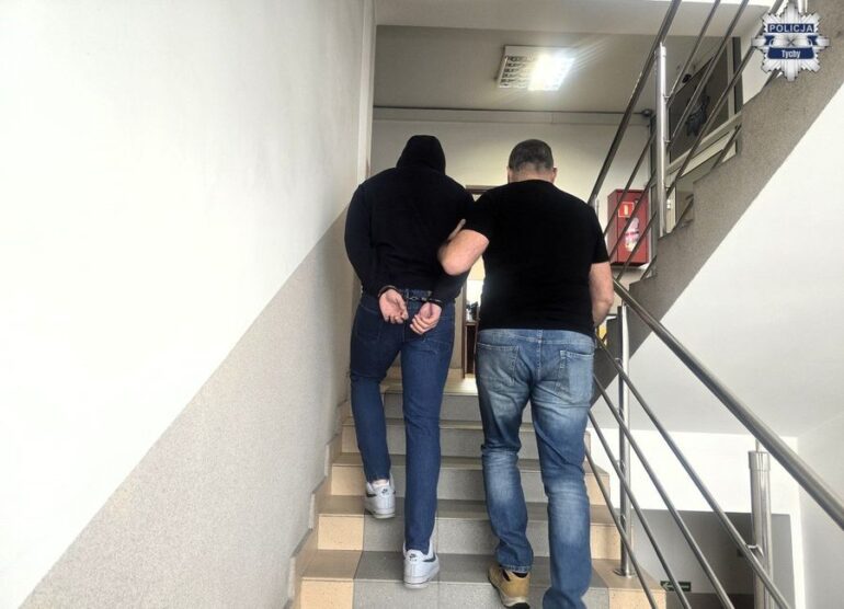 Policjanci zatrzymali nastolatka, który na zlecenie oszustów odbierał pieniądze wyłudzone od starszych osób.&nbsp; 17-latek udawała adwokata. Wpadł w Tychach.