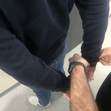 Policjanci zatrzymali nastolatka, który na zlecenie oszustów odbierał pieniądze wyłudzone od starszych osób.  17-latek udawała adwokata. Wpadł w Tychach.