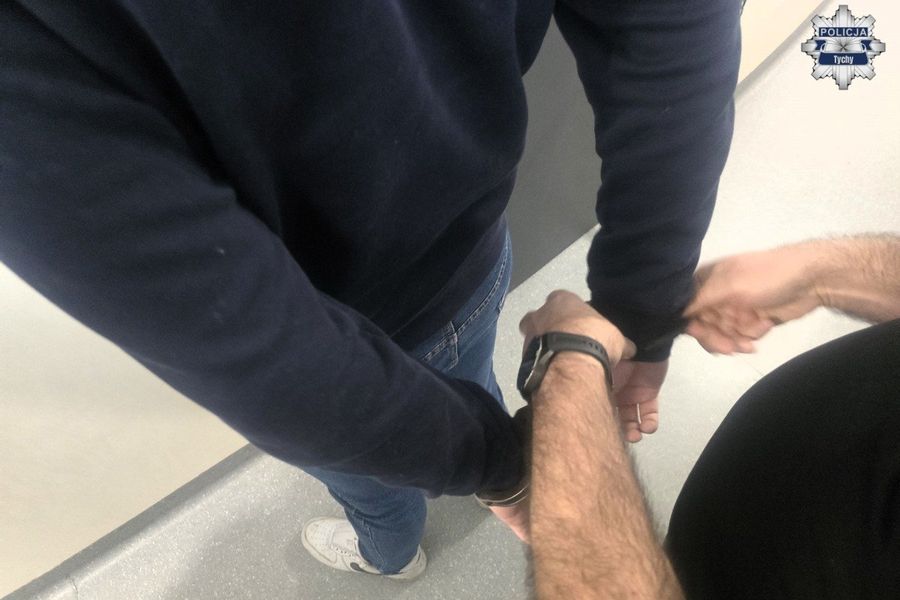 Policjanci zatrzymali nastolatka, który na zlecenie oszustów odbierał pieniądze wyłudzone od starszych osób.  17-latek udawała adwokata. Wpadł w Tychach.