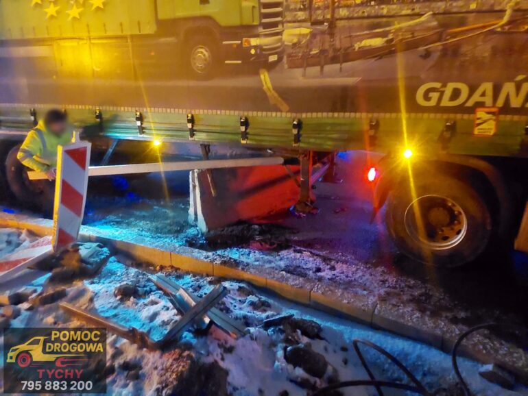 Wjechał ciężarówką w betonowe bariery i zablokował skrzyżowanie fot. Pomoc Drogowa 24h 795 – 883 – 200