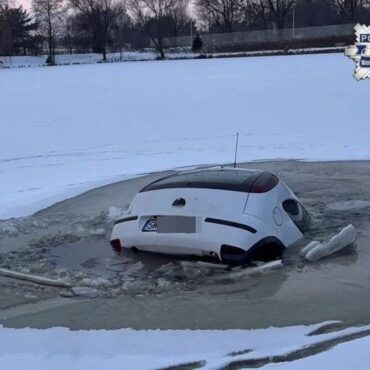 Policjanci już wiedzą kim był mężczyzna który kilka dni temu wjechał samochodem na zamarznięty staw w Wodzisławiu Śląskim. Nieodpowiedzialny kierowca utopił auto. Jego kolega to nagrywał telefonem i wrzucił film do internetu.