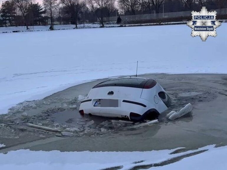 Policjanci już wiedzą kim był mężczyzna który kilka dni temu wjechał samochodem na zamarznięty staw w Wodzisławiu Śląskim. Nieodpowiedzialny kierowca utopił auto. Jego kolega to nagrywał telefonem i wrzucił film do internetu.