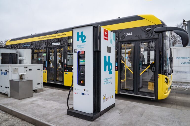 Autobusy wodorowe GZM wyjadą na ulice Katowic i Tychów. Sprawdź, jak działa nowa technologia, jakie daje korzyści i dlaczego to przyszłość komunikacji miejskiej.