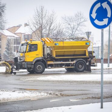 Ślisko w Tychach – po nocnych opadach marznącego deszczu niemal całe miasto pokryła warstwa lodu. Warunki są bardzo trudne zarówno dla kierowców, jak i pieszych. Służby pracują w trybie ciągłym, jednak skala zjawiska utrudnia szybkie dotarcie do wszystkich lokalizacji.