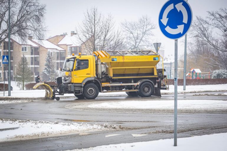 Ślisko w Tychach – po nocnych opadach marznącego deszczu niemal całe miasto pokryła warstwa lodu. Warunki są bardzo trudne zarówno dla kierowców, jak i pieszych. Służby pracują w trybie ciągłym, jednak skala zjawiska utrudnia szybkie dotarcie do wszystkich lokalizacji.