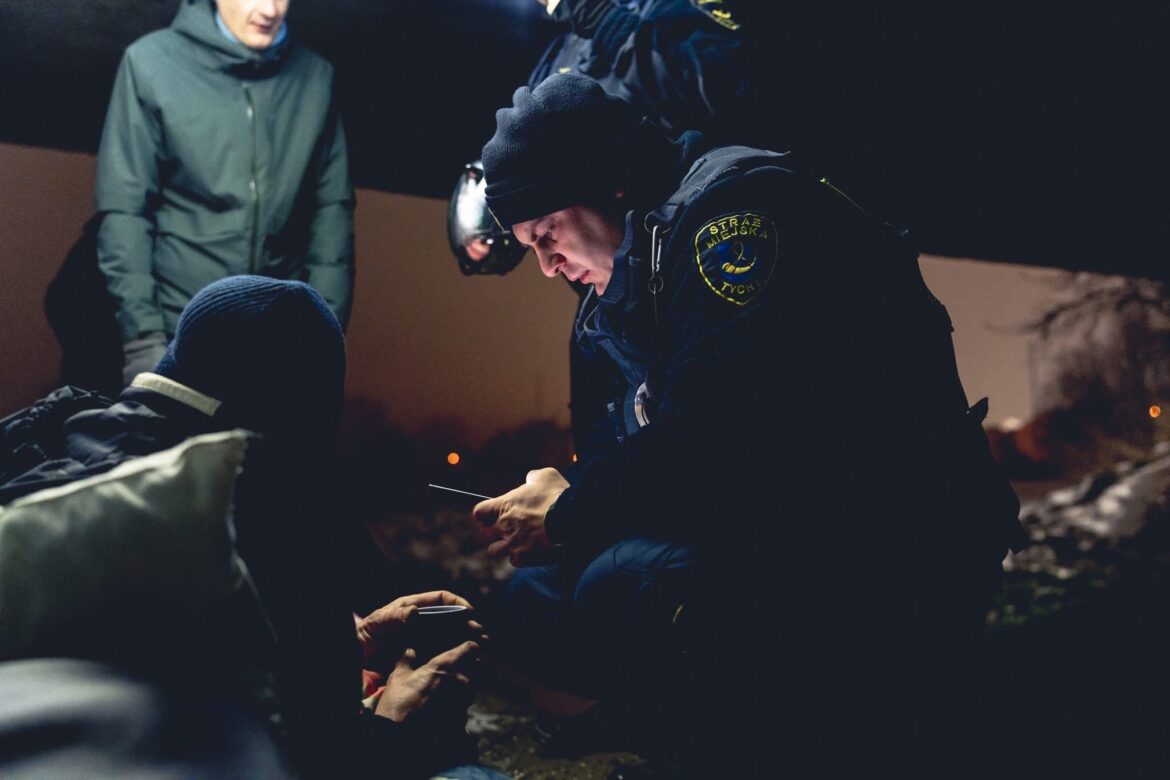 Silne mrozy w Tychach. Sprawdź ostrzeżenia, zasady bezpieczeństwa, informacje o noclegowni i numery alarmowe. Zadbaj o siebie i innych.