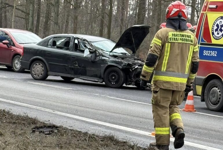 Groźnie wyglądający wypadek na DK1 w Piasku koło Pszczyny. Do zdarzenia doszło dziś, na jezdni w kierunku na Tychów.