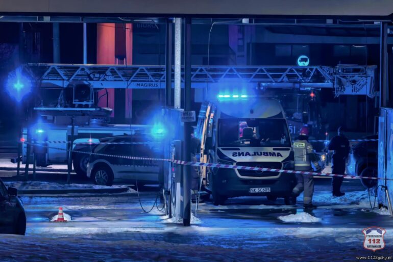 Tragiczny w skutkach okazał się poniedziałkowy wypadek na myjni w Tychach. Dziś poinformowano, że w szpitalu zmarł poszkodowany mężczyzna.