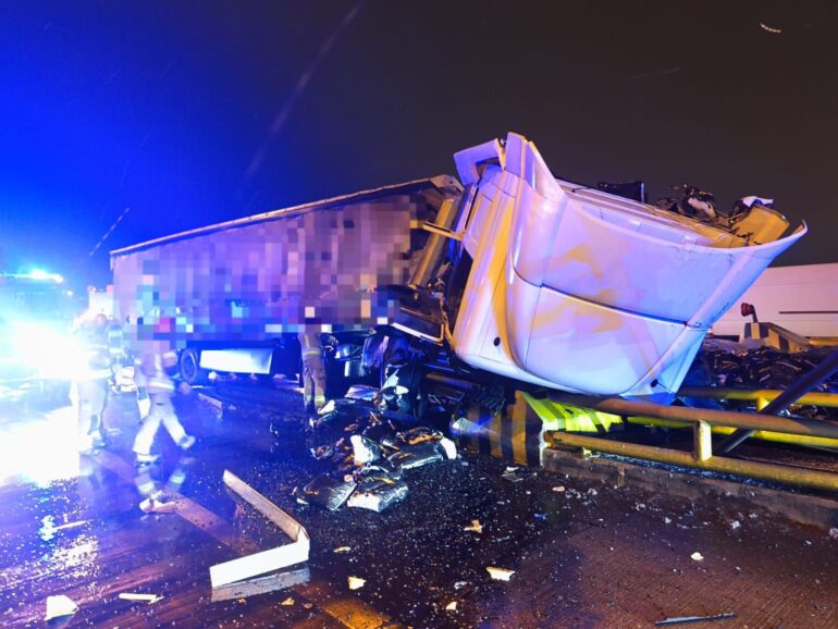 Ogromne korki na A1 i A4! Wypadki ciężarówek, zablokowane pasy na Katowice (fot. KMP Gliwice)