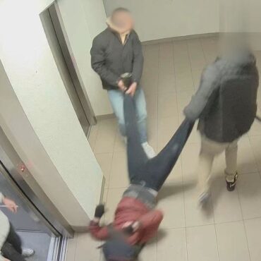 Najpierw drobna sprzeczka, potem szarpanina, na koniec brutalne pobicie. Awantura w windzie skończy się surowymi konsekwencjami dla trzech mężczyzn. Do zdarzenia doszło w jednym z bloków przy ulicy Jastrzębiej w Żorach. 