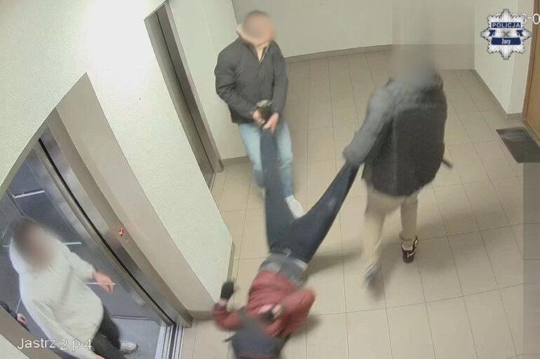 Najpierw drobna sprzeczka, potem szarpanina, na koniec brutalne pobicie. Awantura w windzie skończy się surowymi konsekwencjami dla trzech mężczyzn. Do zdarzenia doszło w jednym z bloków przy ulicy Jastrzębiej w Żorach. 