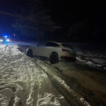 Kierowca Audi miał 2 promile. Auto wylądowało w rowie (fot. policja)