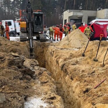 Dwie osoby zginęły w wyniku wypadku przy pracy. To mężczyźni, którzy prowadzili roboty wodno-kanalizacyjne. Dramat w Żorach wydarzył się na ulicy Wieniawskiego.