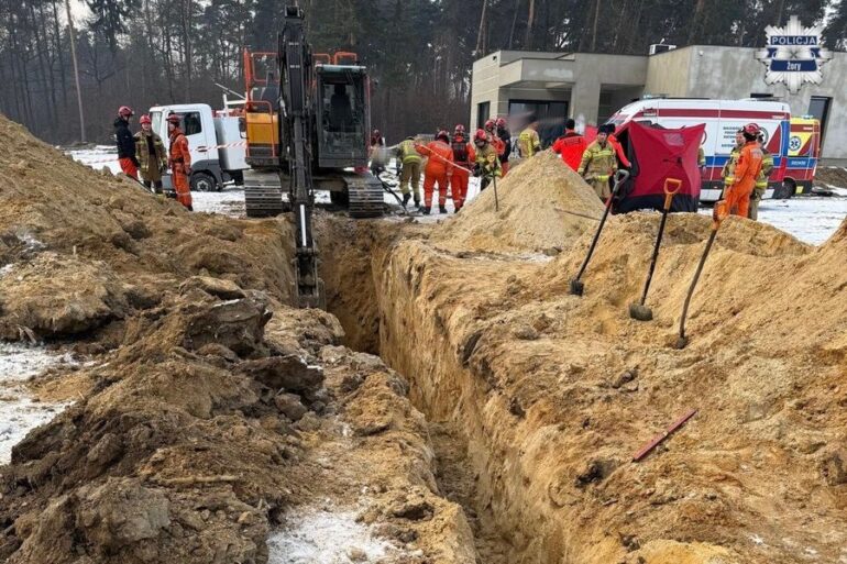 Dwie osoby zginęły w wyniku wypadku przy pracy. To mężczyźni, którzy prowadzili roboty wodno-kanalizacyjne. Dramat w Żorach wydarzył się na ulicy Wieniawskiego.