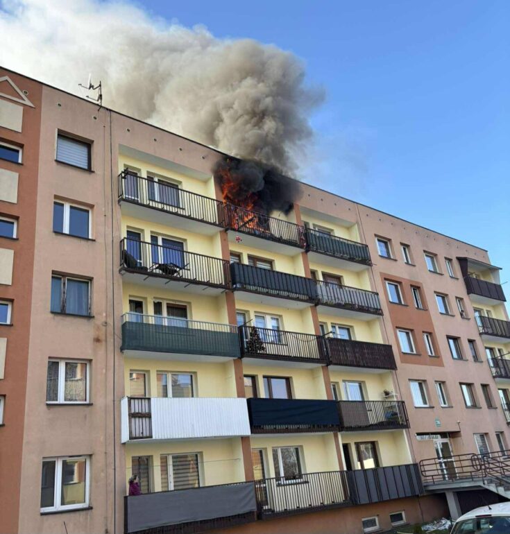 17.01.2026. Pożar mieszkania w budynku wielorodzinnym w Lędzinach na ulicy Pokoju (fot. Policja Bieruń)