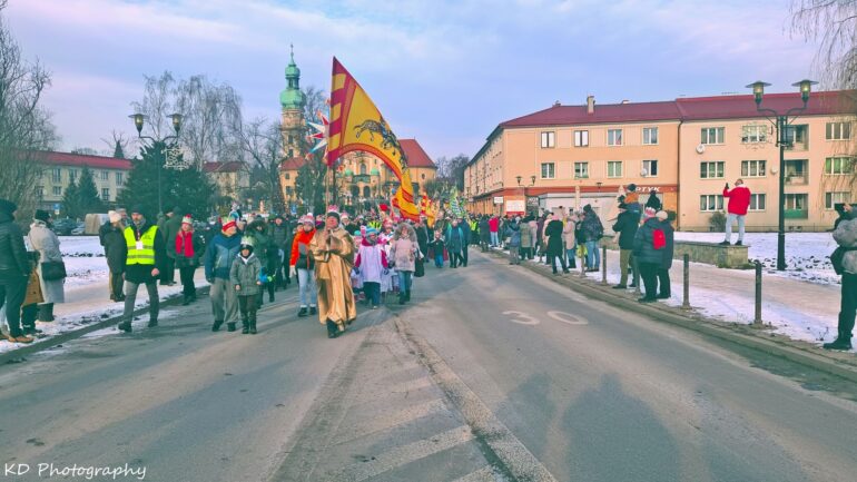 Przez Tychy - tak jak przez kilkadziesiąt innych miast naszego regionu - we wtorek 6 stycznia przeszedł Orszak Trzech Króli (fot.www.112tychy.pl)