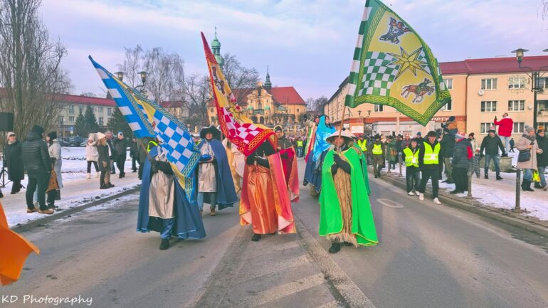Przez Tychy - tak jak przez kilkadziesiąt innych miast naszego regionu - we wtorek 6 stycznia przeszedł Orszak Trzech Króli (fot.www.112tychy.pl)