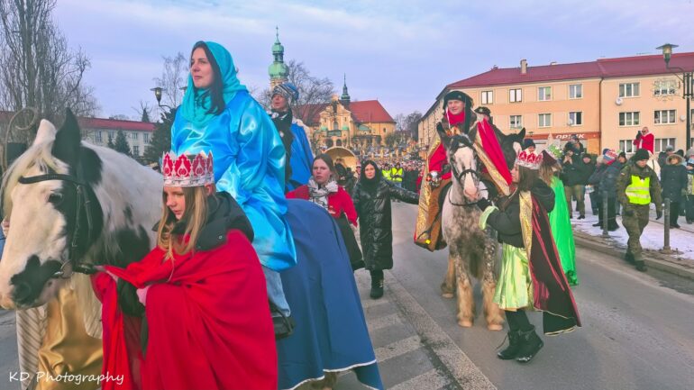 Przez Tychy - tak jak przez kilkadziesiąt innych miast naszego regionu - we wtorek 6 stycznia przeszedł Orszak Trzech Króli (fot.www.112tychy.pl)