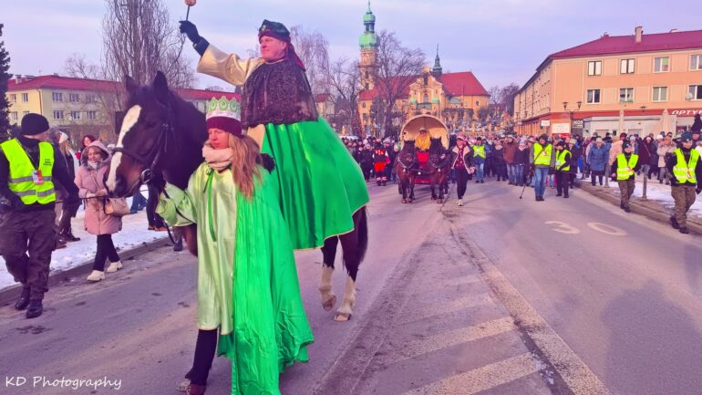 Przez Tychy - tak jak przez kilkadziesiąt innych miast naszego regionu - we wtorek 6 stycznia przeszedł Orszak Trzech Króli (fot.www.112tychy.pl)