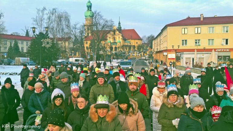 Przez Tychy - tak jak przez kilkadziesiąt innych miast naszego regionu - we wtorek 6 stycznia przeszedł Orszak Trzech Króli (fot.www.112tychy.pl)