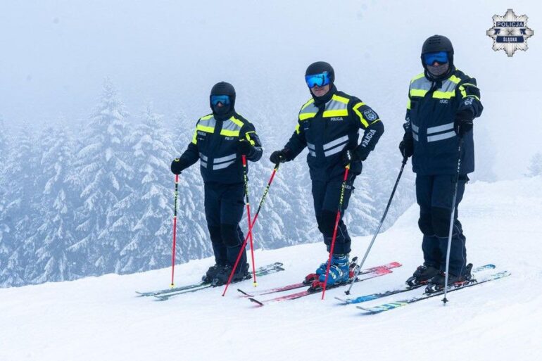 Patrole policji na stokach narciarskich. Funkcjonariusze będą codziennie pełnić służbę na trasach w Szczyrku, Wiśle, Ustroniu, Korbielowie i Istebnej. W tym roku w patrolach narciarskich udział weźmie 29 policjantów z Katowic i Bielska-Białej.
